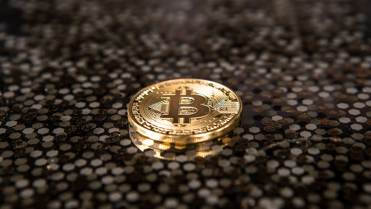 تراهن السعودية على بنية رقمية تديرها الدولة، بدلاً من ترك السوق للعملات المشفّرة المفتوحة.